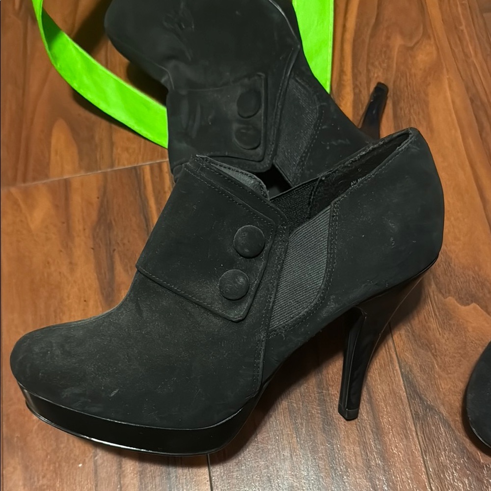 FIONI Clothing Black Suede Heels